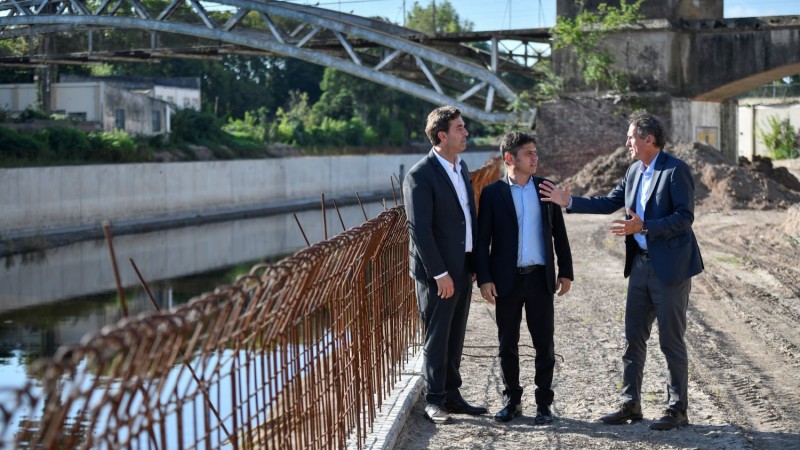 Infraestructura: Kicillof recorrió los avances de las obras en el Río Luján