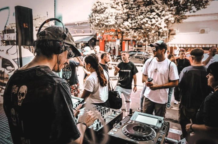 Coffee Rave en Escobar: la nueva tendencia de fiestas con amigos, sin alcohol y solidaria