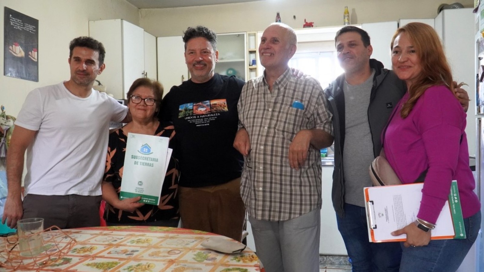 Menéndez entregó escrituras a vecinos de Rivadavia y San Antonio de Padua