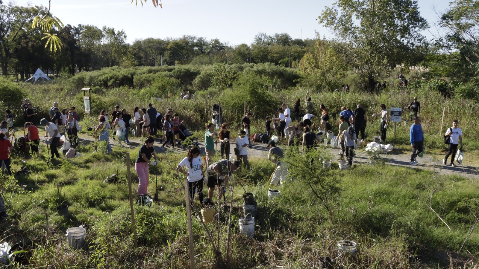 Gran jornada de plantación colectiva en la Reserva Urbana "El Corredor" de San Miguel