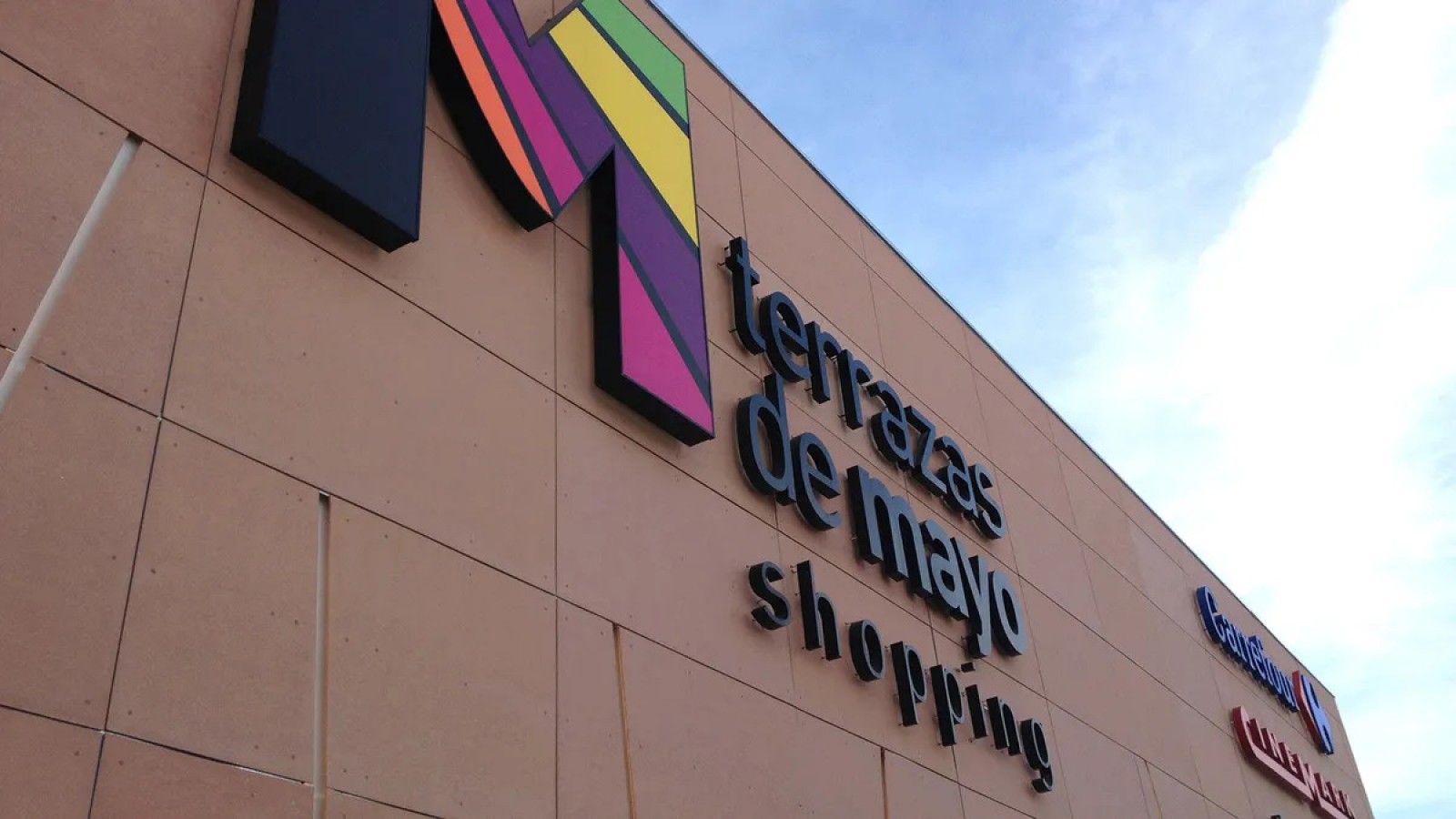 Se derrumbó parte del techo del shopping Terrazas de Mayo