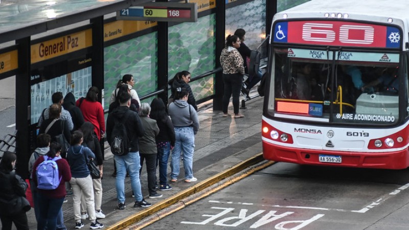 Paro de colectivos hasta la medianoche: la UTA no aceptó la última oferta y el Gobierno habla de "extorsión"