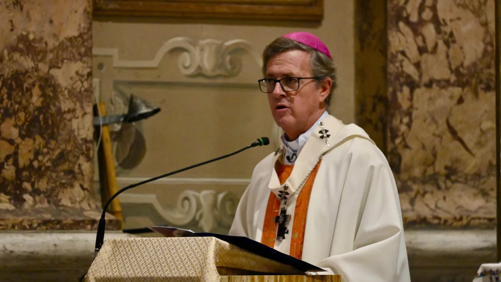 García Cuerva pidió por los jubilados y criticó al "terrorismo de las redes" ante la presencia de Milei