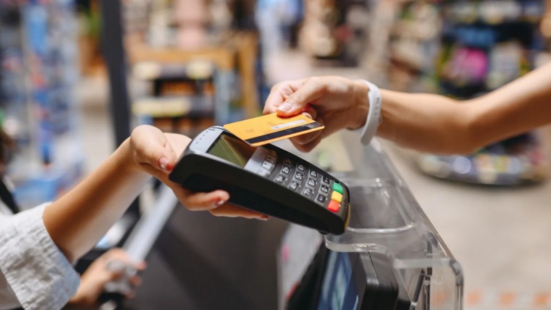 Cambios en el uso de la tarjeta de crédito: se usa menos para financiar compras y más para llegar a fin de mes