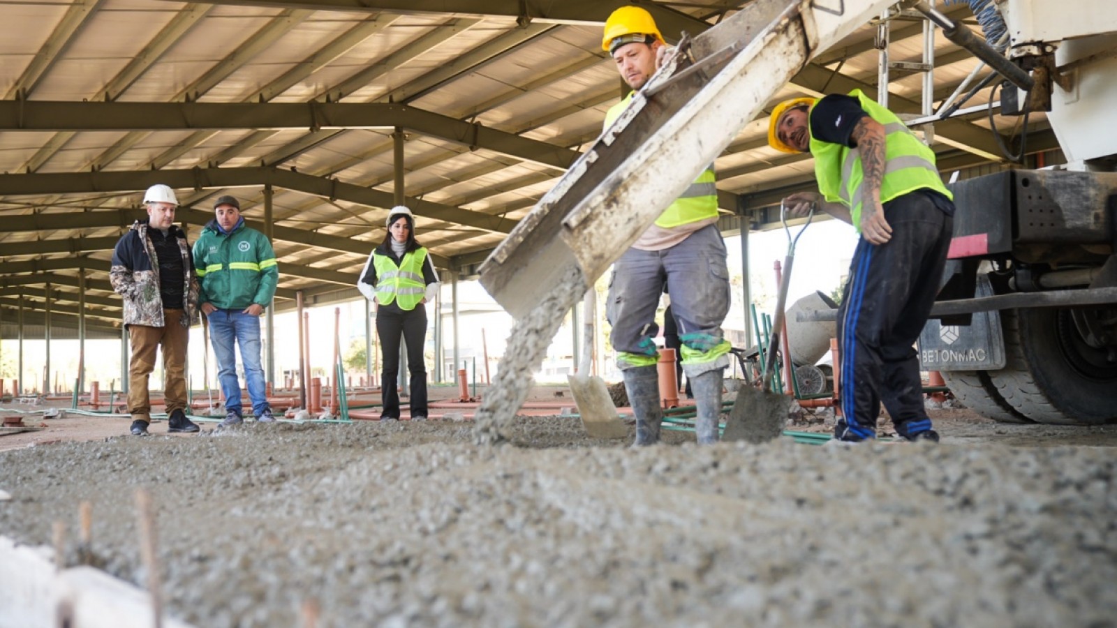 "La obra pública está parada, pero nosotros avanzamos", afirmó Menéndez