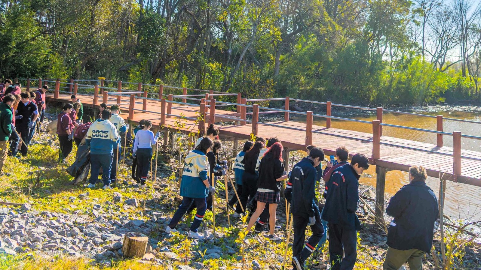 Alumnos de San Fernando ayudaron a limpiar el río en el EcoParque por el Día del Medio Ambiente