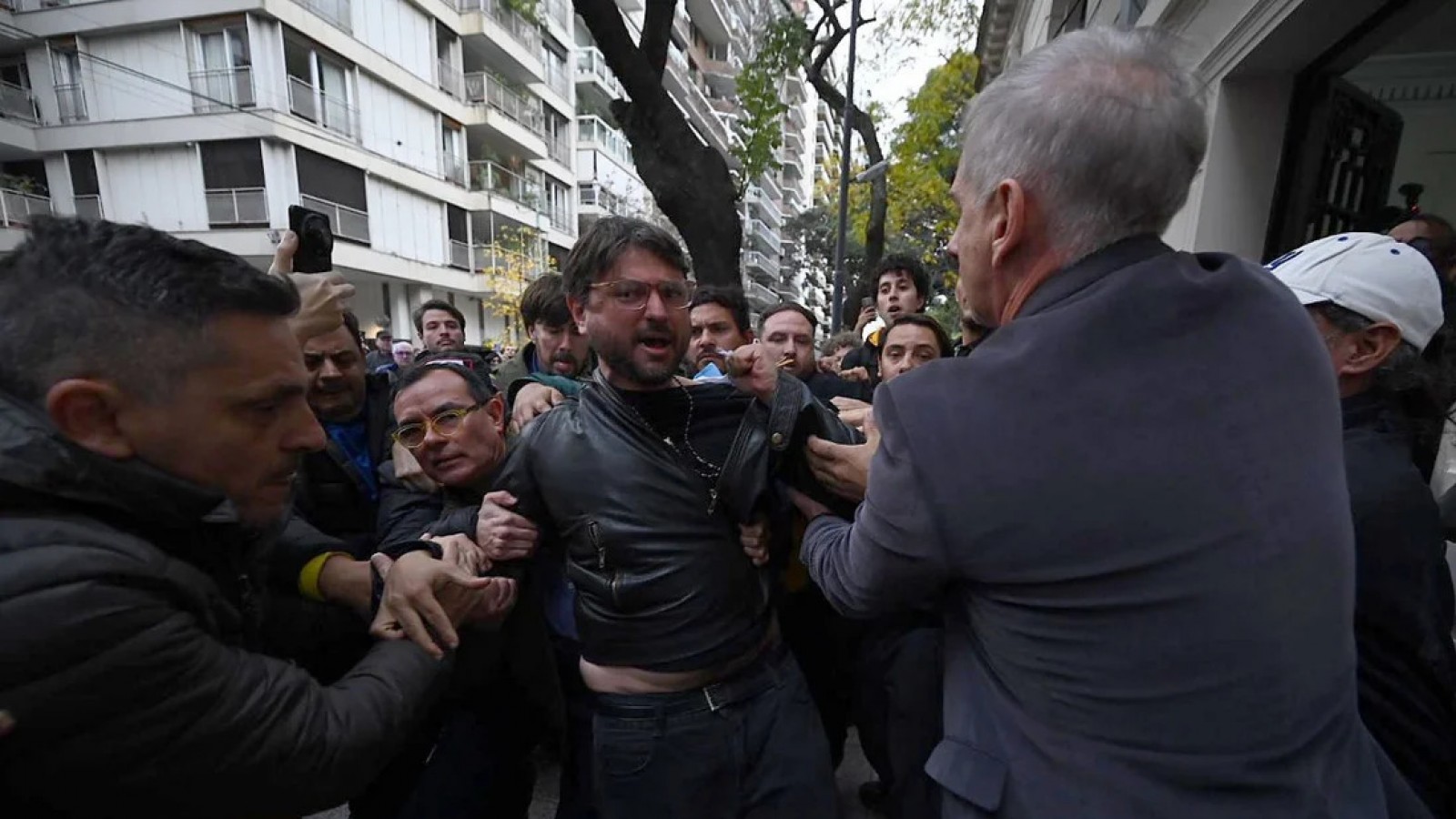 Detuvieron a Juan Grabois tras haber ocupado el Instituto Juan Domingo Perón