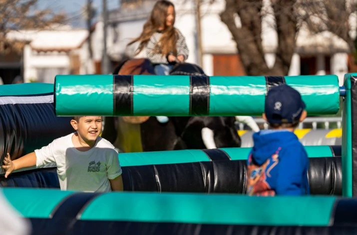 "Vamos a las Plazas" llega este domingo a la Plaza María Auxiliadora de San Nicolás con juegos, música y arte