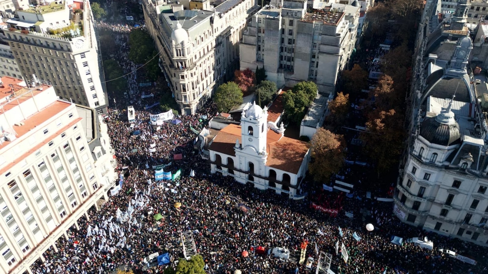 Cristina Kirchner envió un mensaje a la multitud en Plaza de Mayo: "Pueden encerrarme a mí, pero no a todo el pueblo argentino"