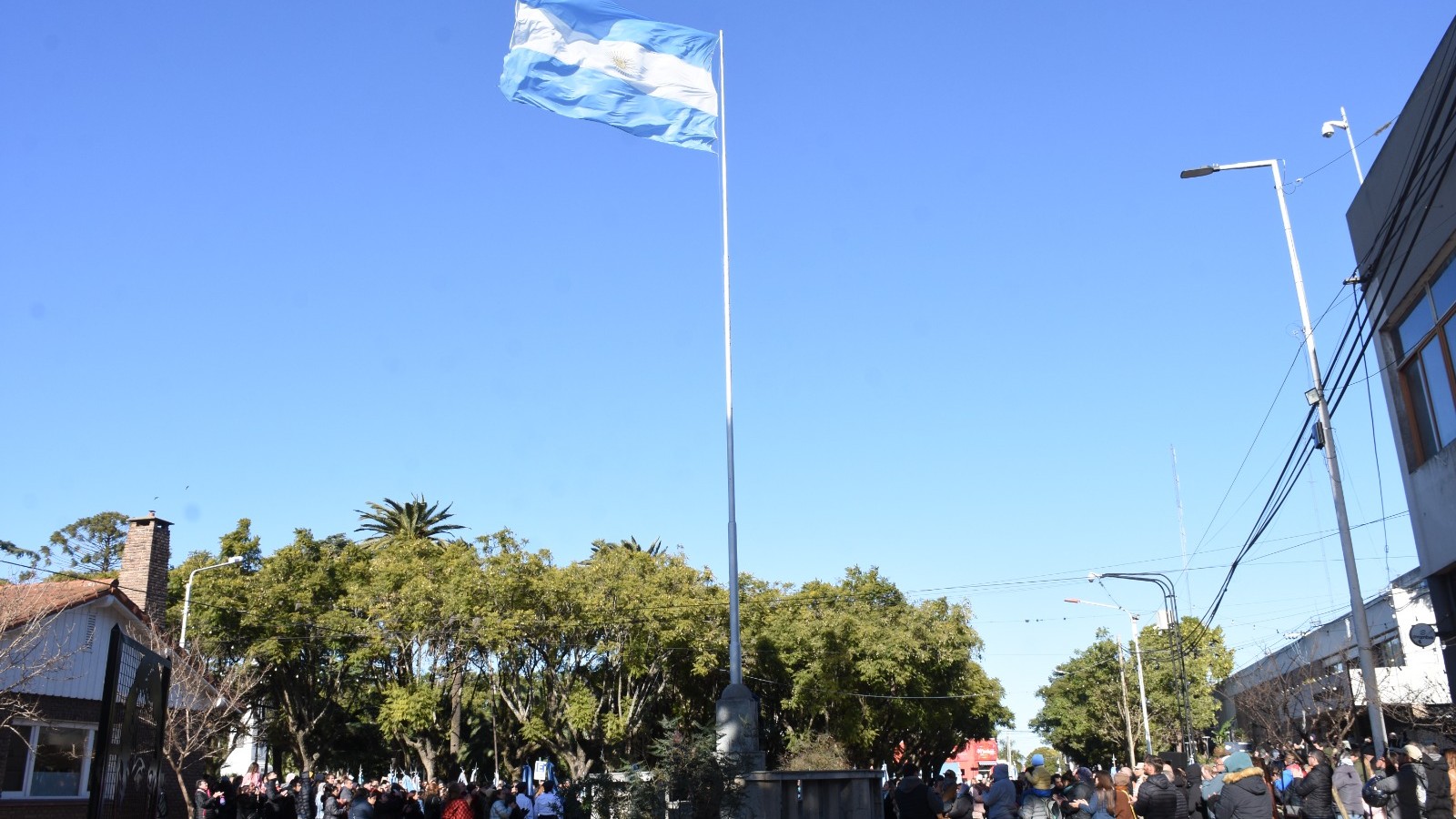 Estudiantes de Baradero juraron lealtad a la Bandera en un emotivo acto