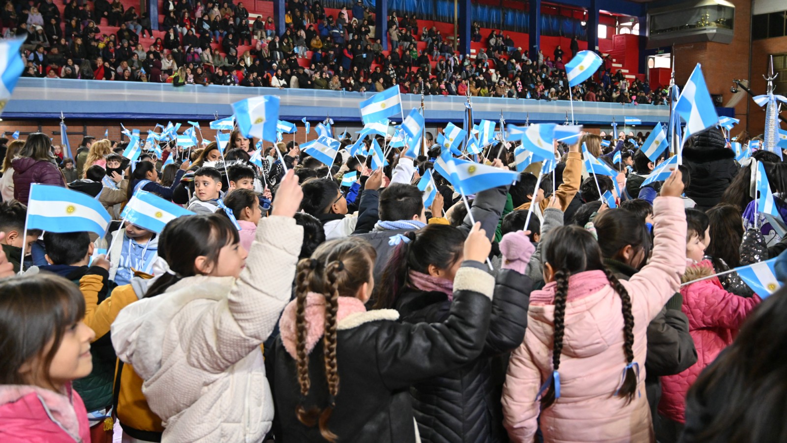 Más de 4.800 alumnas y alumnos de San Martín prometieron lealtad a la bandera