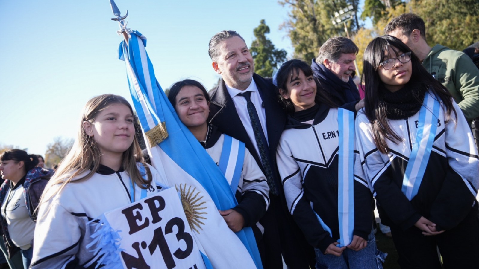 Miles de estudiantes de Merlo prometieron lealtad a la bandera