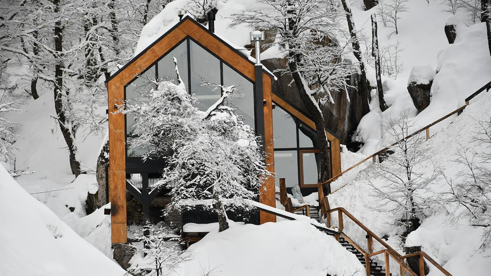 ¿Dónde está La Cueva, el rincón secreto de la Patagonia que combina nieve, montaña y una cena mágica?