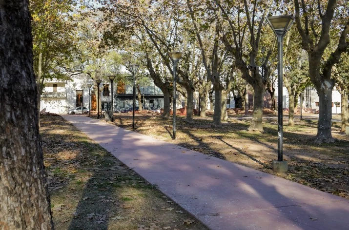 Renuevan las plazas Dávila y 9 de Julio en Pergamino con foco en la accesibilidad