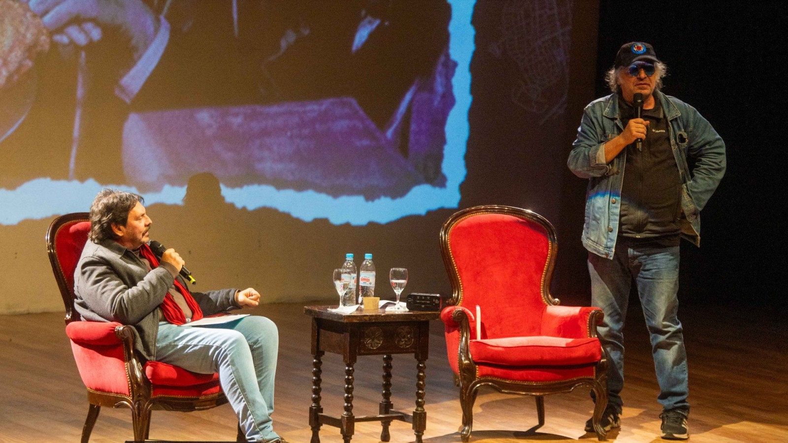 Felipe Pigna y Pedro Saborido se presentaron a sala llena en el Teatro Otamendi de San Fernando