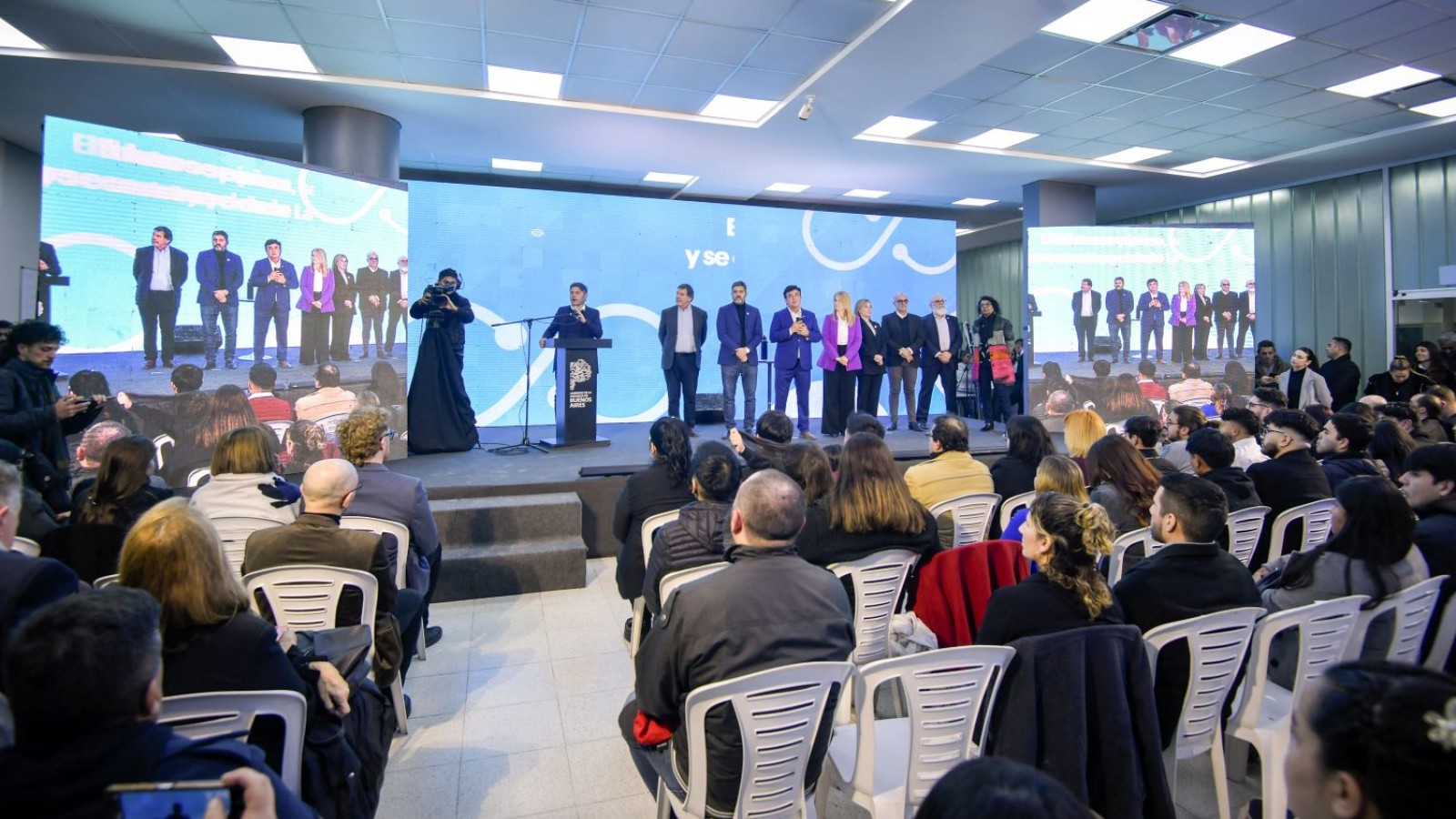 Kicillof entregó diplomas a jóvenes que egresaron a través del programa Puentes