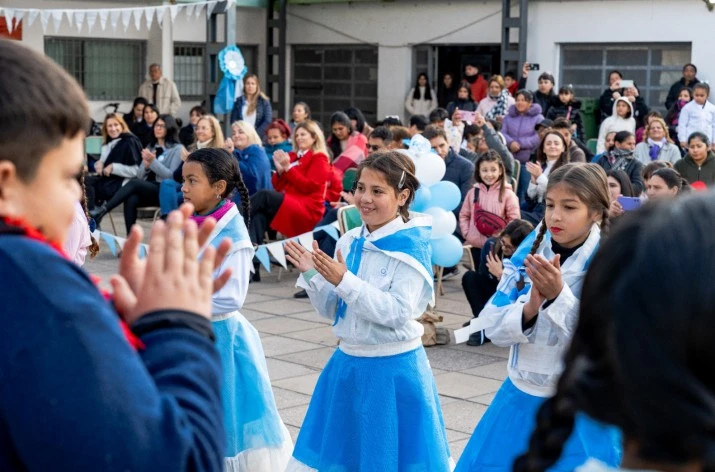 Santiago Passaglia participó del acto del 9 de Julio en la Escuela del barrio Las Mellizas