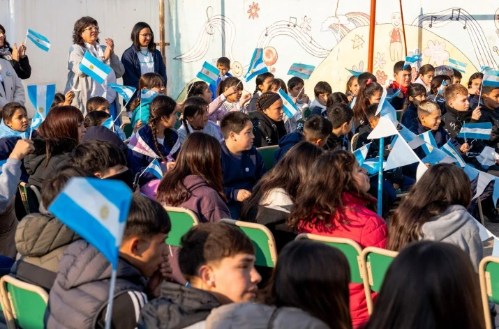 Santiago Passaglia participó del acto del 9 de Julio en la Escuela del barrio Las Mellizas