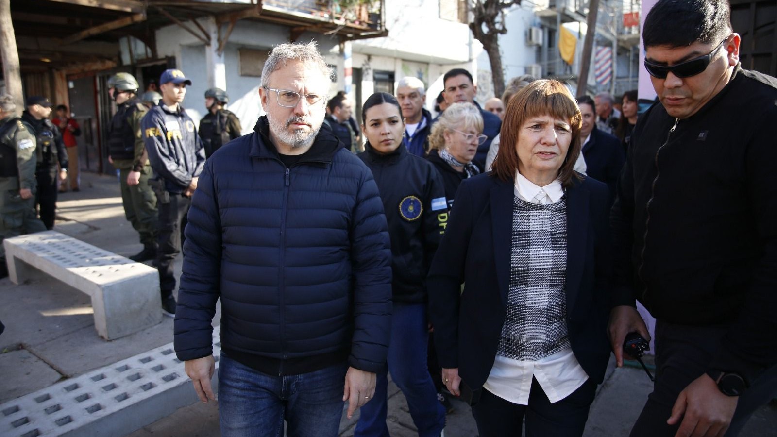 Bullrich y Valenzuela encabezaron una serie de allanamientos con 26 detenidos en Tres de Febrero y Morón