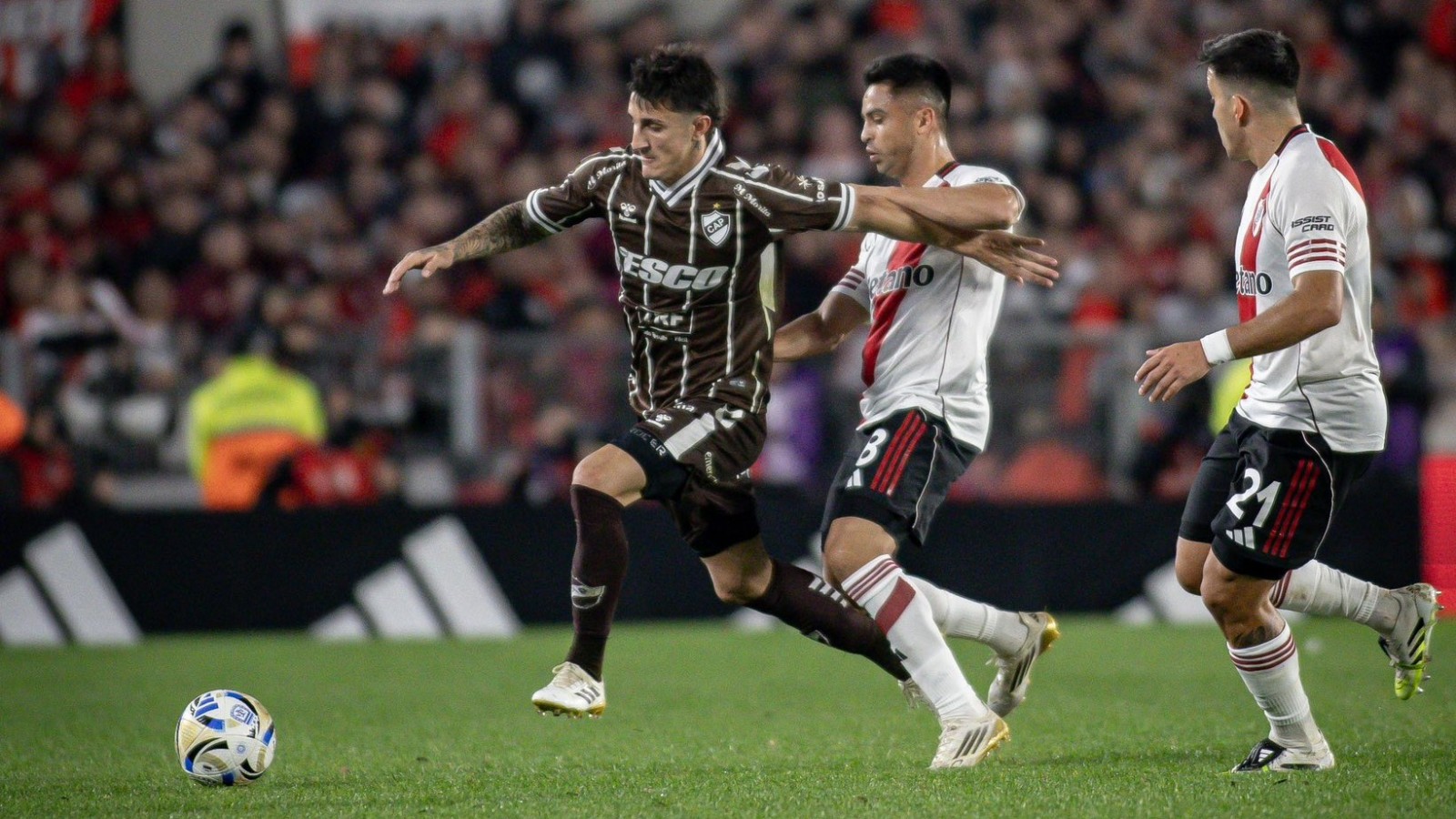 Platense cayó ante River en el debut del Torneo Clausura 2025, pero mostró actitud en el Monumental