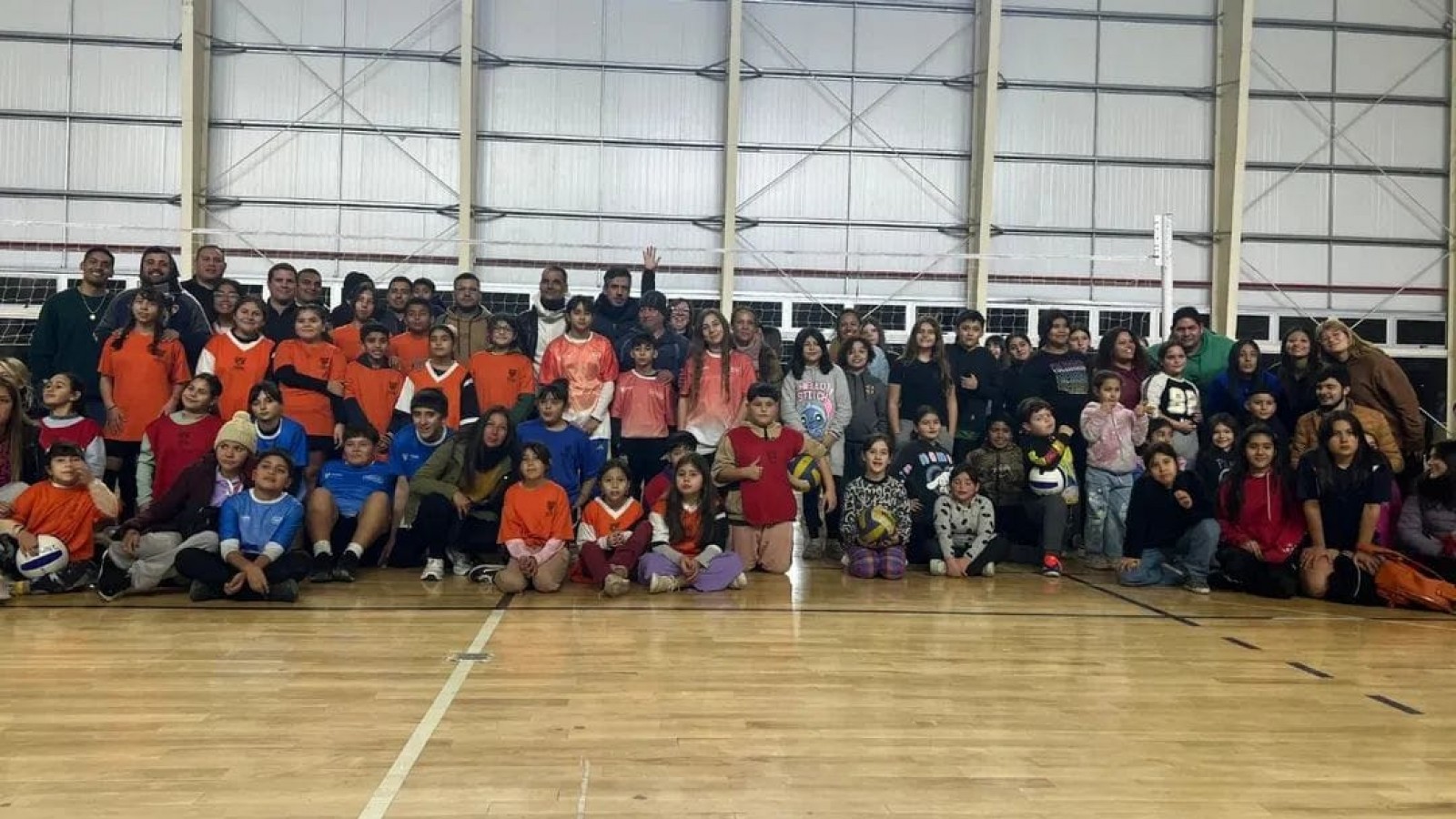 Vecinos y vecinas disfrutaron de los encuentros de vóley infantil en los polideportivos del Municipio de Tigre