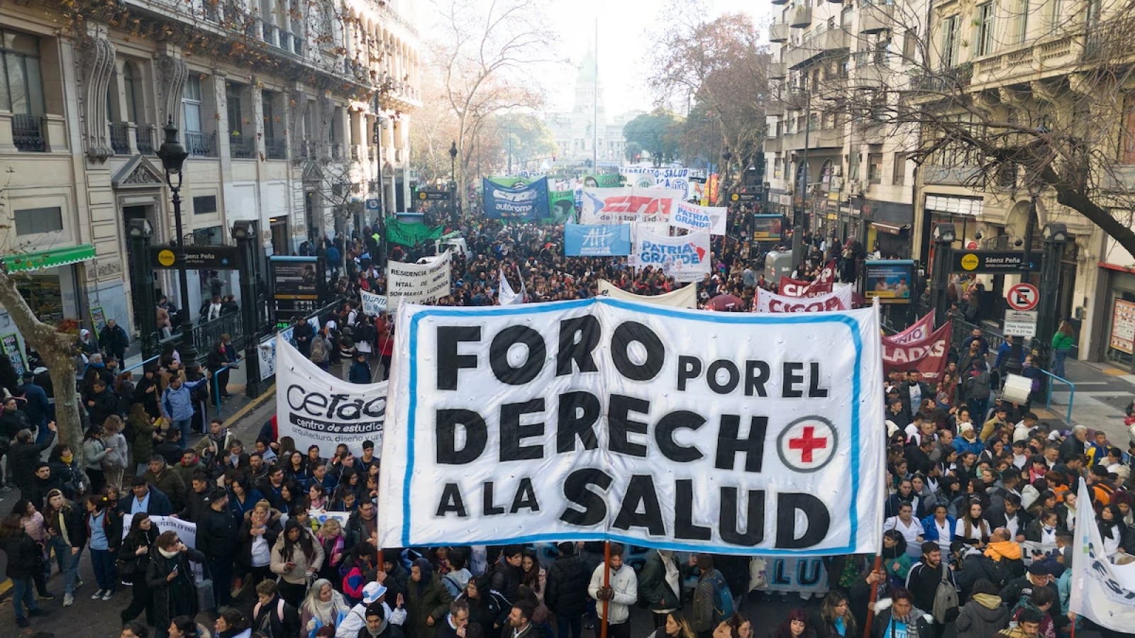 Multitudinaria marcha en apoyo al Hospital Garrahan con fuertes críticas al Gobierno