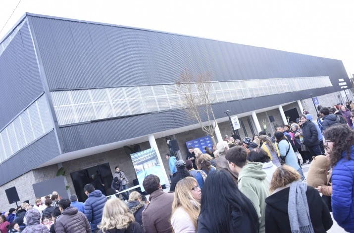 Leo Nardini inauguró el primer polideportivo de Ing. Adolfo Sourdeaux