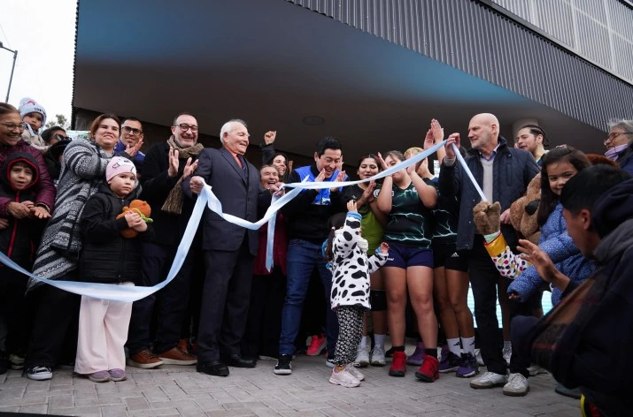 Leo Nardini inauguró el primer polideportivo de Ing. Adolfo Sourdeaux