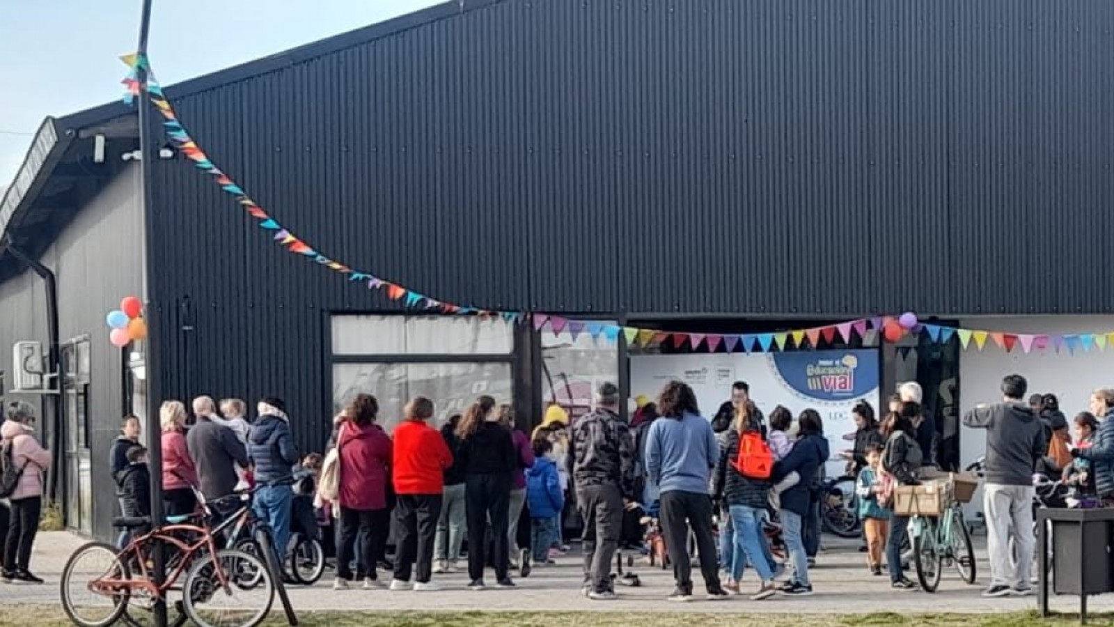 Niños aprenden sobre seguridad vial jugando en las vacaciones de invierno en Pergamino