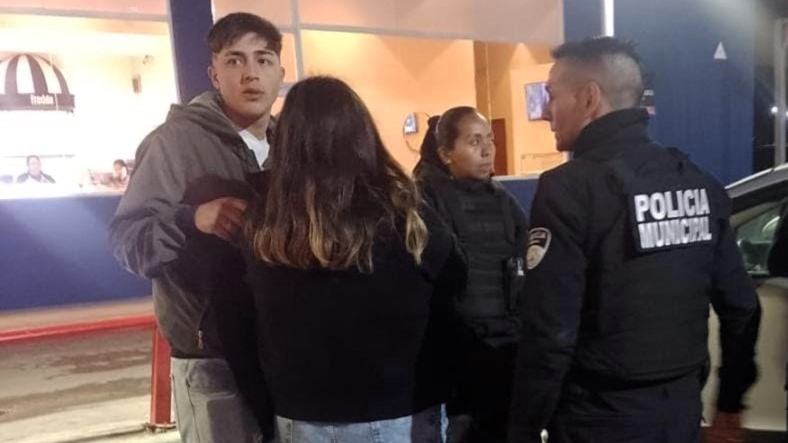 La Policía Municipal de Escobar le salvó la vida a un bebé en un McDonald's