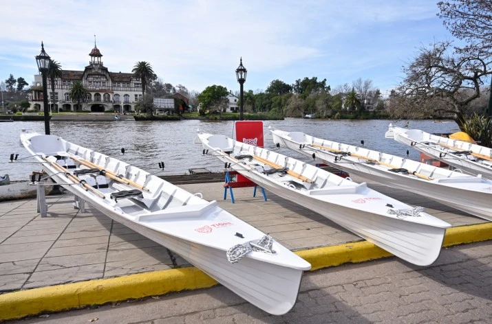 Julio Zamora encabezó la entrega de nuevos botes que potencian el desarrollo de la Escuela Municipal de Remo de Tigre