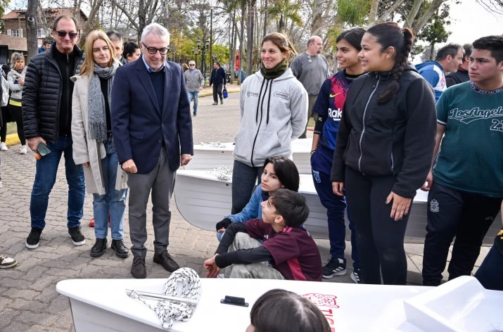 Julio Zamora encabezó la entrega de nuevos botes que potencian el desarrollo de la Escuela Municipal de Remo de Tigre