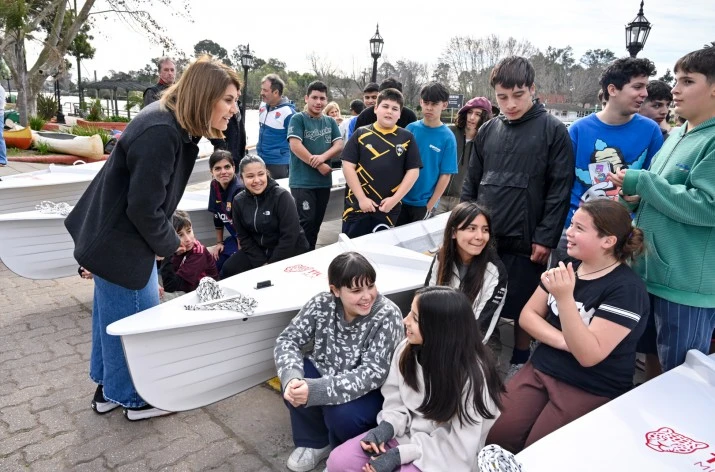 Julio Zamora encabezó la entrega de nuevos botes que potencian el desarrollo de la Escuela Municipal de Remo de Tigre