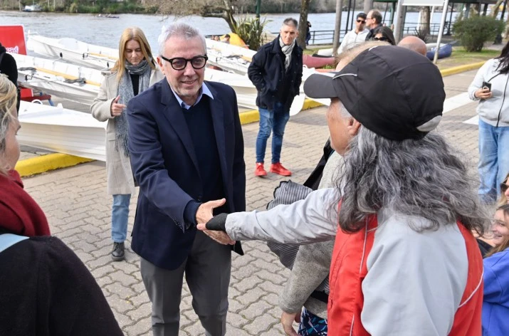 Julio Zamora encabezó la entrega de nuevos botes que potencian el desarrollo de la Escuela Municipal de Remo de Tigre