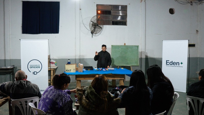 Vecinos de Campana se capacitan en electricidad con el Programa de Oficios de EDEN