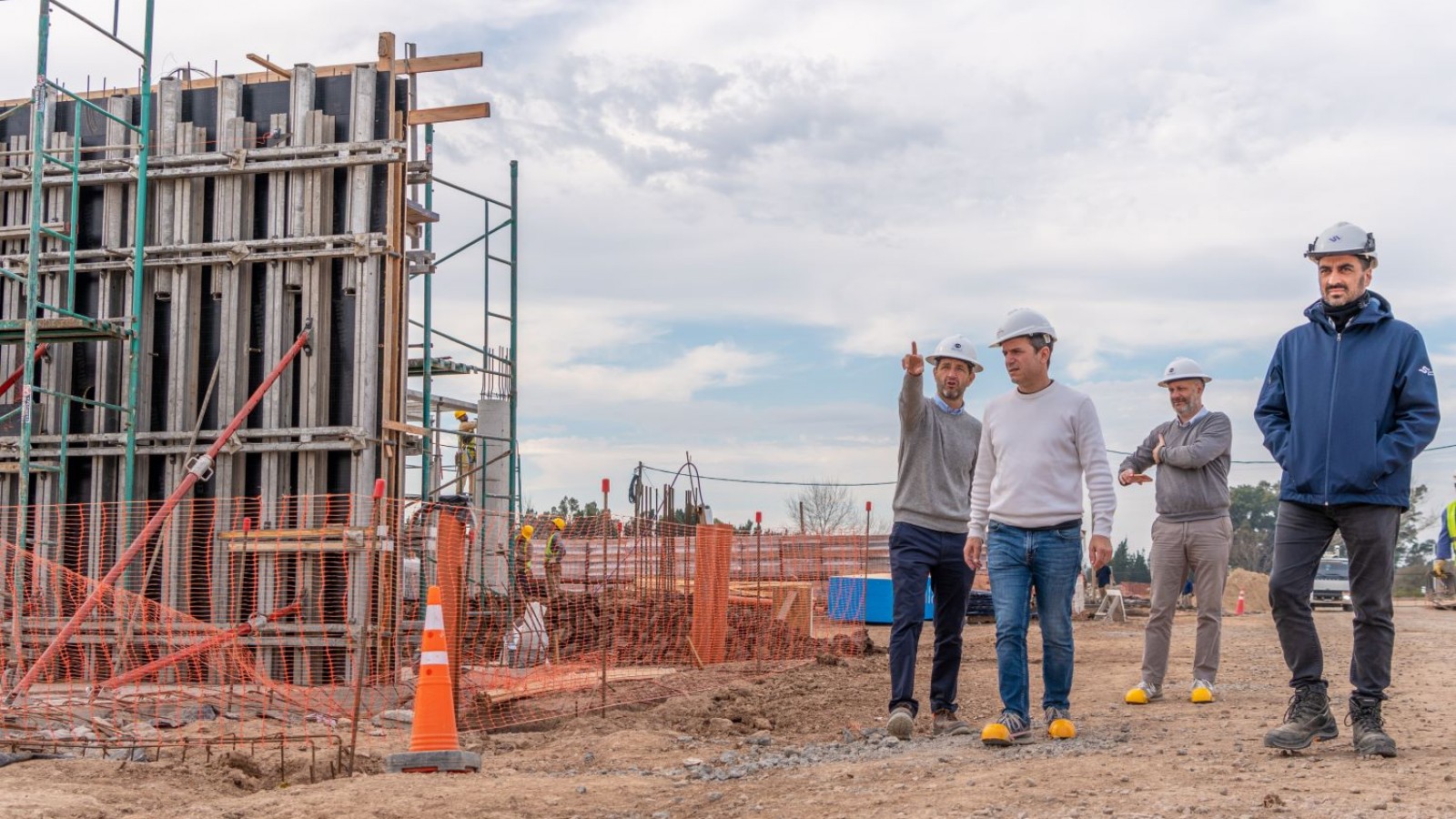 Abella recorrió el avance de obra del Centro Nacional de Rugby que se construye en Campana
