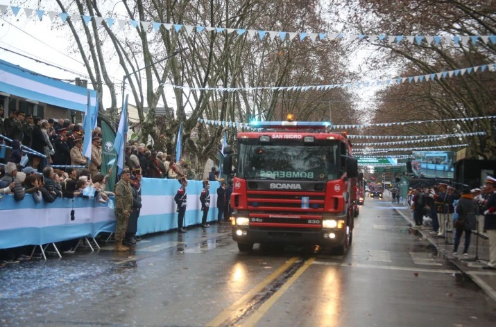 Mas de 20 mil personas participaron del gran desfile cívico militar de San Isidro en homenaje al General San Martín