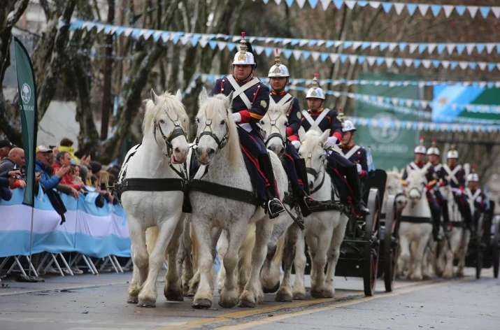 Mas de 20 mil personas participaron del gran desfile cívico militar de San Isidro en homenaje al General San Martín