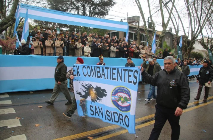 Mas de 20 mil personas participaron del gran desfile cívico militar de San Isidro en homenaje al General San Martín