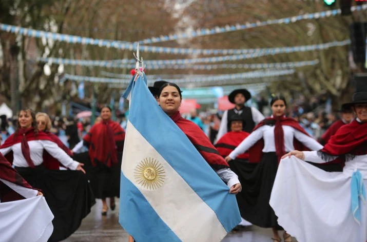 Mas de 20 mil personas participaron del gran desfile cívico militar de San Isidro en homenaje al General San Martín