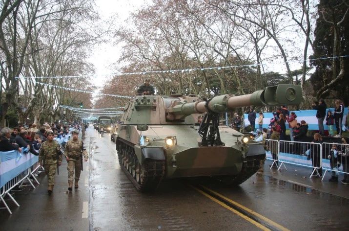 Mas de 20 mil personas participaron del gran desfile cívico militar de San Isidro en homenaje al General San Martín