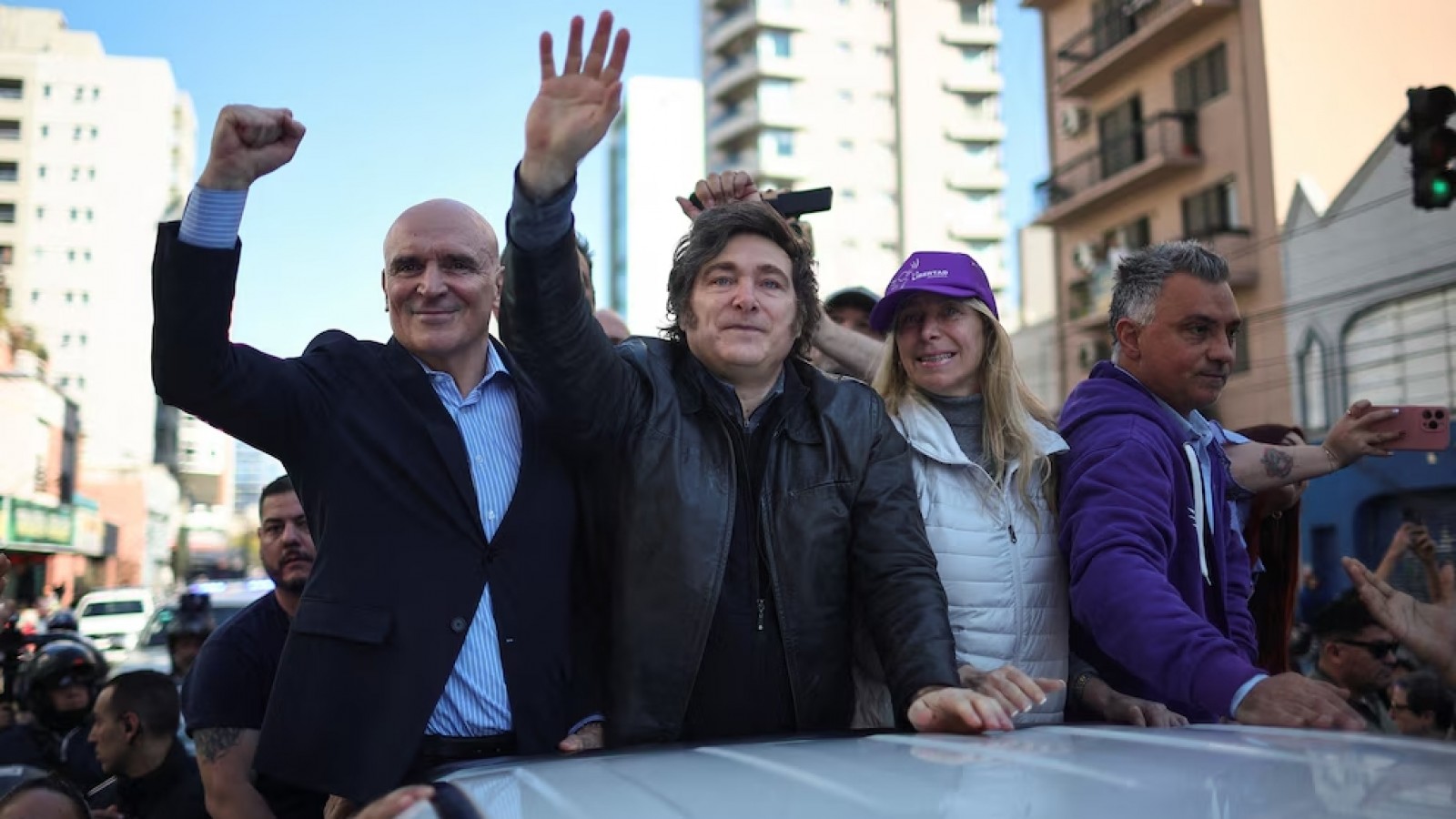 Atacaron la caravana de Javier Milei en Lomas de Zamora: piedrazos, insultos y dos detenidos