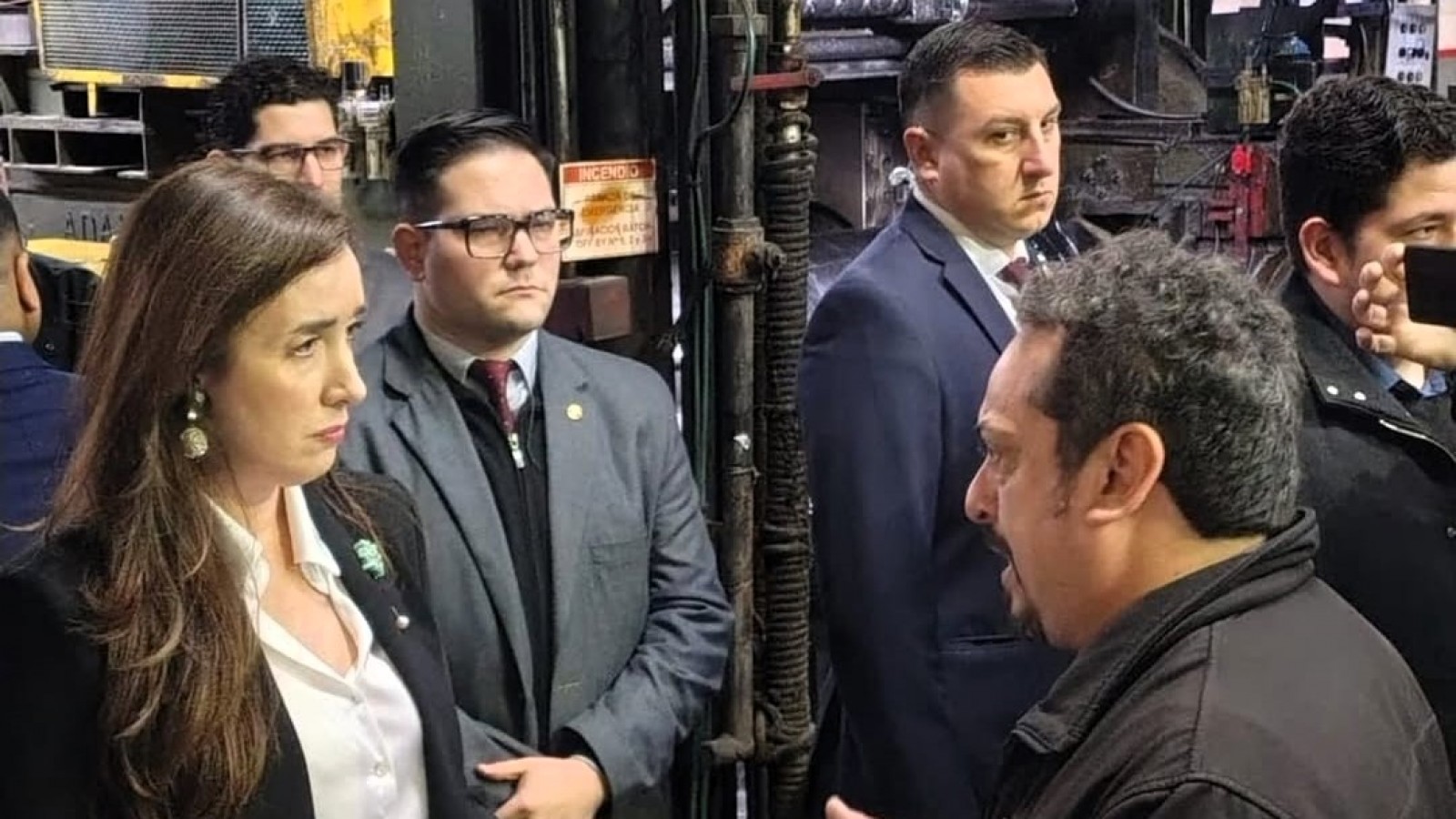 Villarruel visitó la fábrica FATE en San Fernando y recibió reclamos de trabajadores en el Día de la Industria