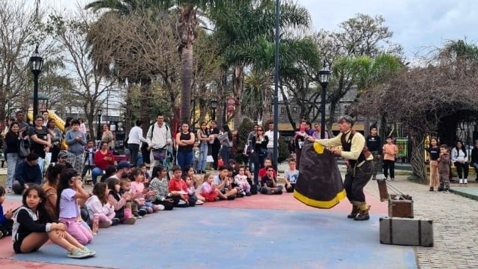 Educación en las Plazas, el programa municipal que promueve el aprendizaje y la inclusión mediante actividades recreativas