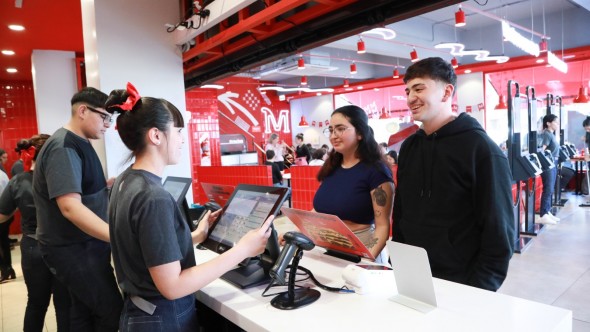 San isidro: con la colaboración del Municipio, 40 jóvenes consiguieron empleo en el nuevo local de Mostaza