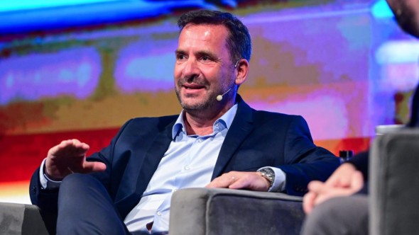 Ariel Sujarchuk presentó su libro "Mañana es Hoy", un análisis que enfatiza la necesidad de formar una ciudadanía inteligente capaz de convivir, interactuar y producir con la IA