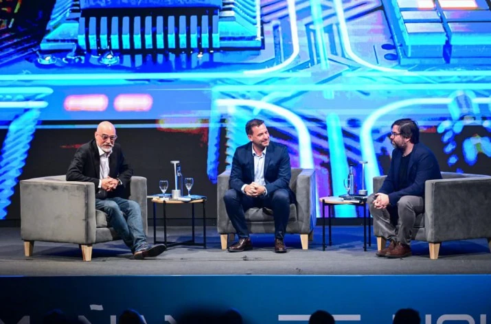Ariel Sujarchuk presentó su libro "Mañana es Hoy", un análisis que enfatiza la necesidad de formar una ciudadanía inteligente capaz de convivir, interactuar y producir con la IA