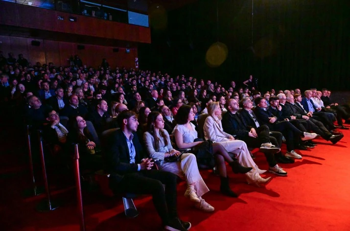Ariel Sujarchuk presentó su libro "Mañana es Hoy", un análisis que enfatiza la necesidad de formar una ciudadanía inteligente capaz de convivir, interactuar y producir con la IA