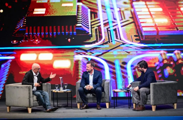 Ariel Sujarchuk presentó su libro "Mañana es Hoy", un análisis que enfatiza la necesidad de formar una ciudadanía inteligente capaz de convivir, interactuar y producir con la IA