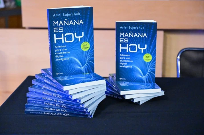 Ariel Sujarchuk presentó su libro "Mañana es Hoy", un análisis que enfatiza la necesidad de formar una ciudadanía inteligente capaz de convivir, interactuar y producir con la IA
